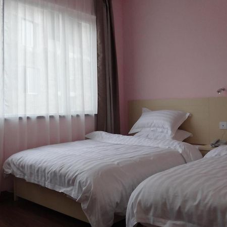 Guilin 68° Hotel North Railway Station Branch Esterno foto